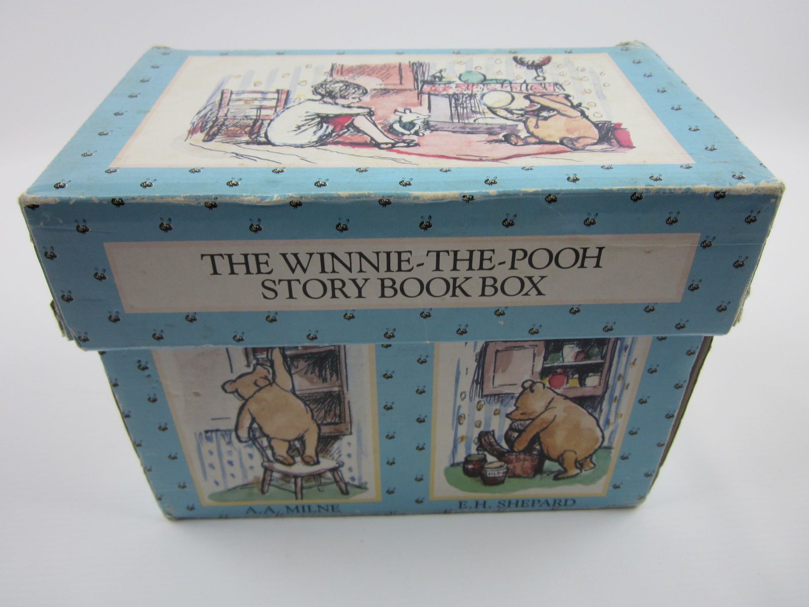 История про коробочек. Winnie the Pooh книга. Winnie the Pooh a.a.Milne book. Книга Винни пух Дисней Золотая коллекция. Чемоданчик для пикника Winnie the Pooh.