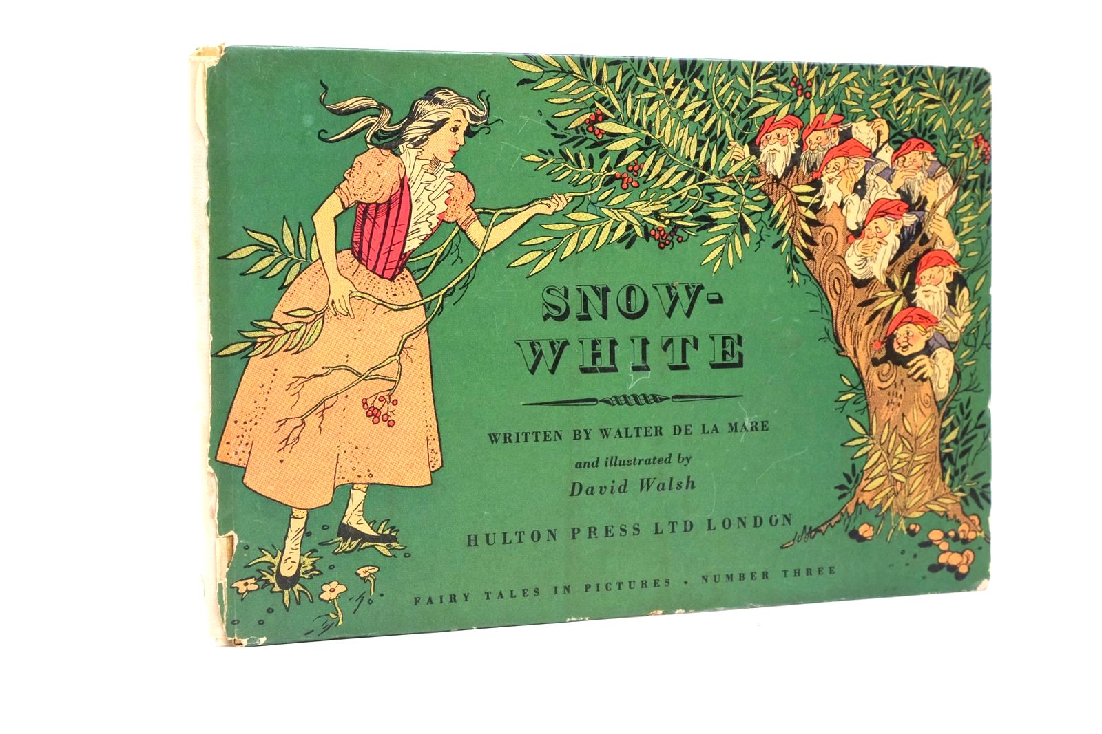 Photo of SNOW-WHITE written by De La Mare, Walter illustrated by Walsh, David published by Hulton Press Ltd. (STOCK CODE: 1322944)  for sale by Stella & Rose's Books