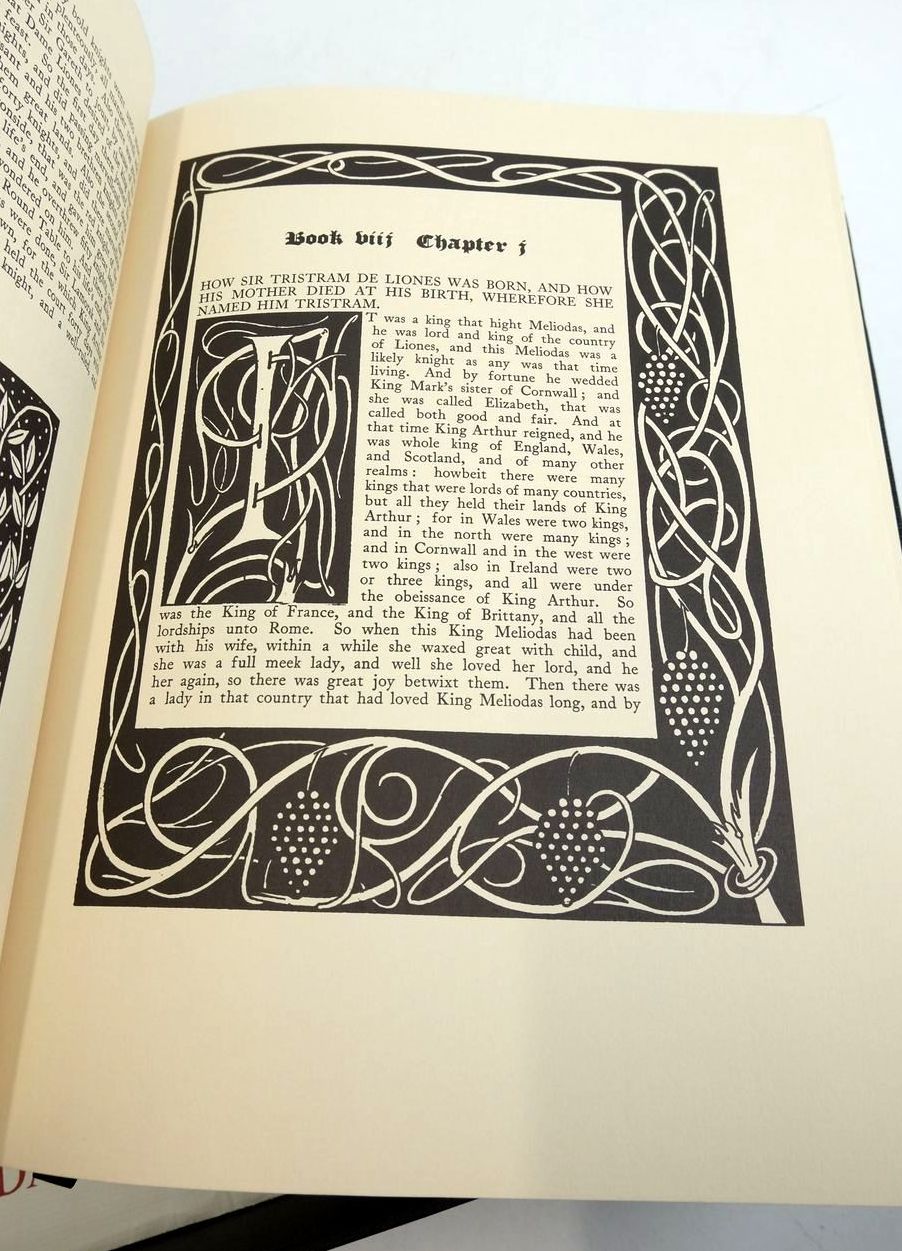 Photo of LE MORTE D'ARTHUR written by Malory, Sir Thomas illustrated by Beardsley, Aubrey published by Folio Society (STOCK CODE: 1822126)  for sale by Stella & Rose's Books